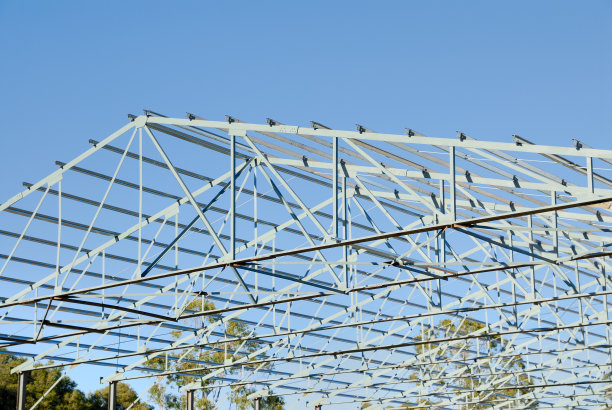 西宁钢结构工程公司浅谈轻钢结构和重钢结构区别